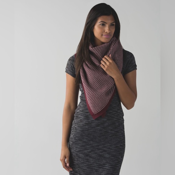 EUC Lululemon On the Go Scarf | Butter Pink/Bordeaux Drama/Wine Berry | One Size - Picture 3 of 12